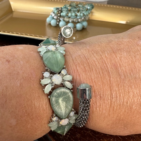 Set of 4 silvertone mint green bracelets - Picture 6 of 10